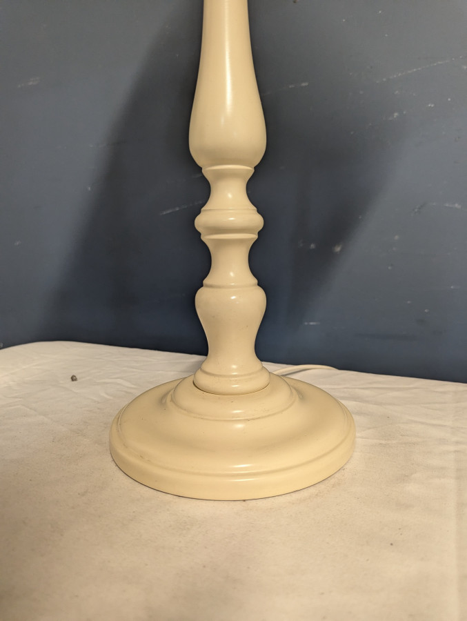 Lampe de table laquée couleur crème