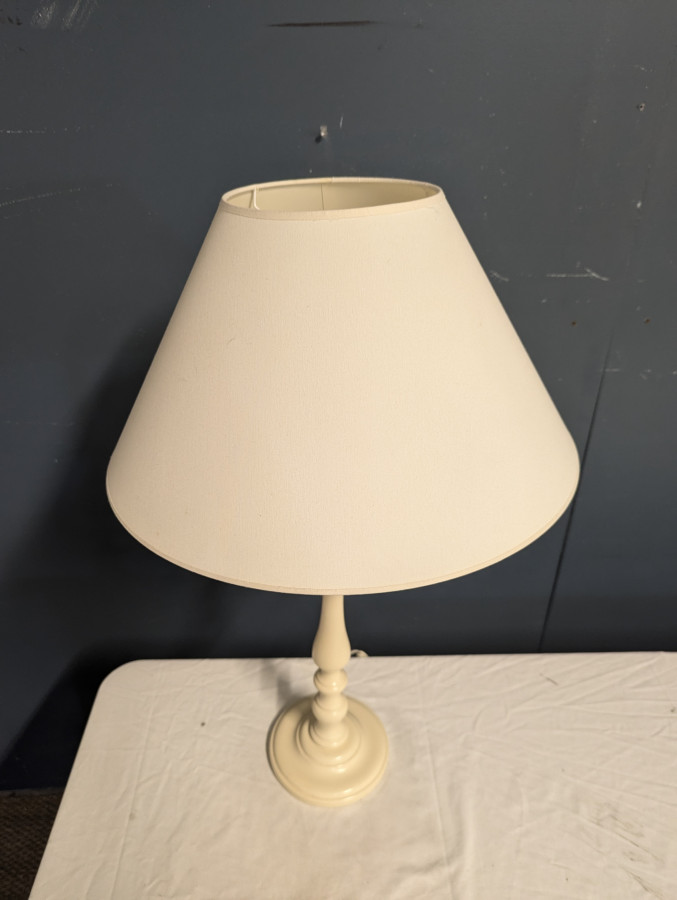 Lampe de table laquée couleur crème