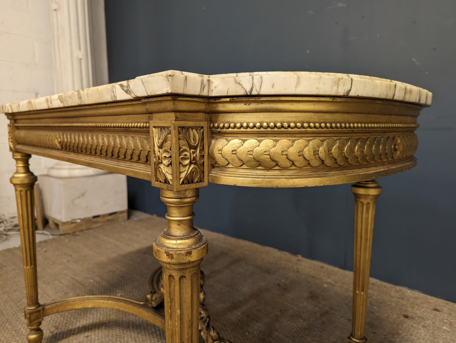 Table de milieu de style Louis XVI en bois doré époque Napoléon III