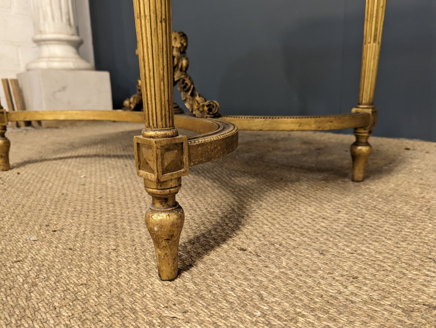 Table de milieu de style Louis XVI en bois doré époque Napoléon III
