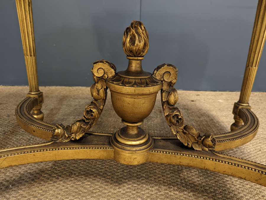 Table de milieu de style Louis XVI en bois doré époque Napoléon III