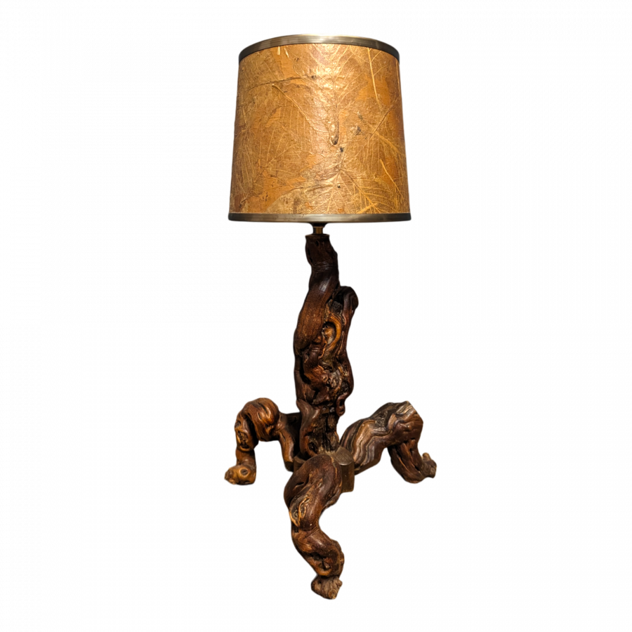 Lampe brutaliste en cep de vigne