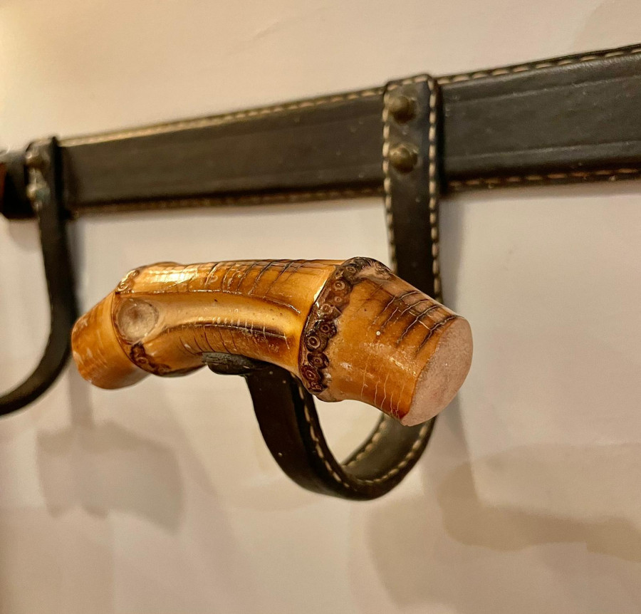Porte-manteau de Jacques Adnet en cuir