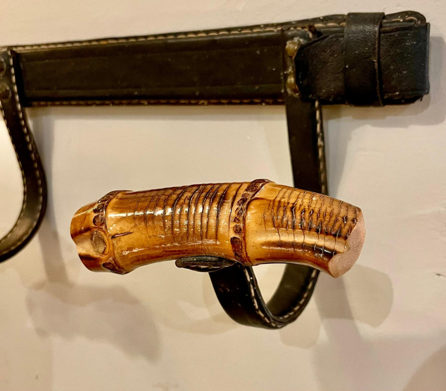 Porte-manteau de Jacques Adnet en cuir