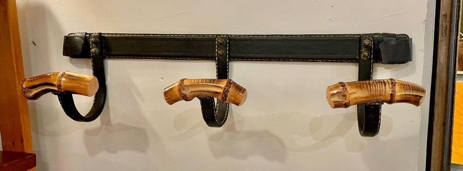 Porte-manteau de Jacques Adnet en cuir