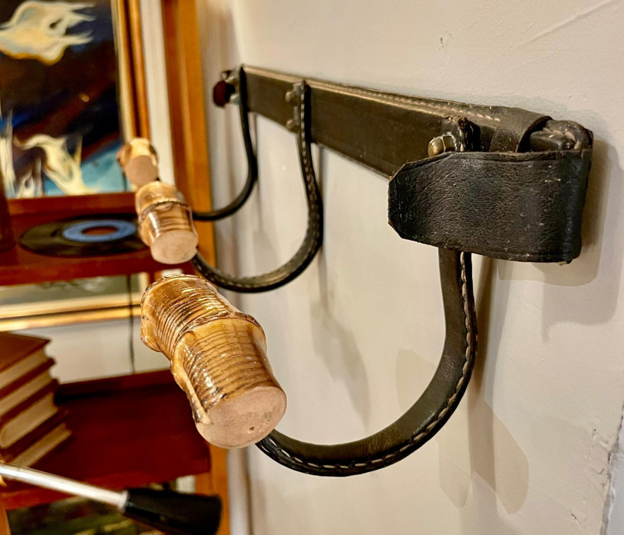 Porte-manteau de Jacques Adnet en cuir