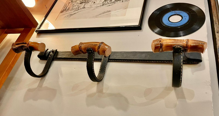 Porte-manteau de Jacques Adnet en cuir