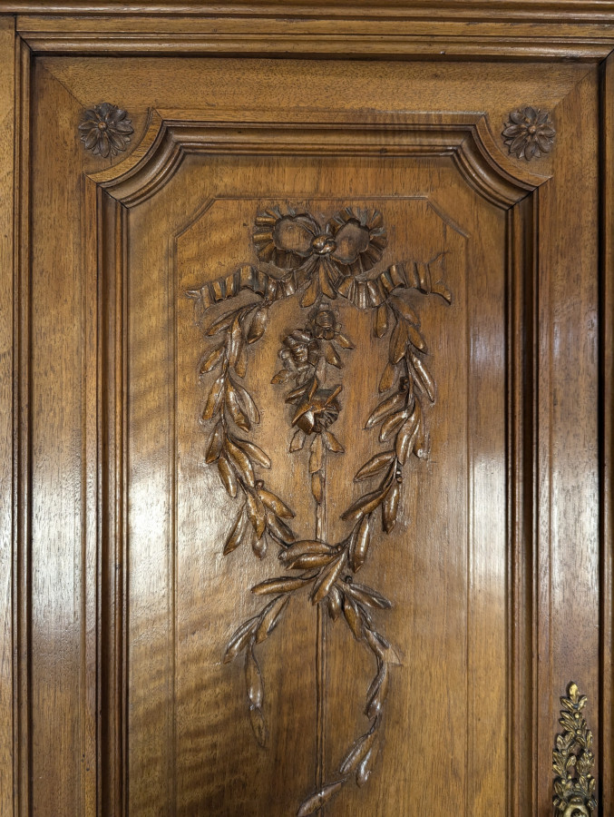 Buffet de style Louis XVI en noyer