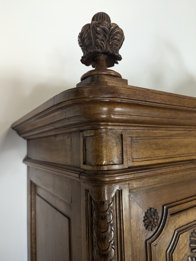 Buffet de style Louis XVI en noyer