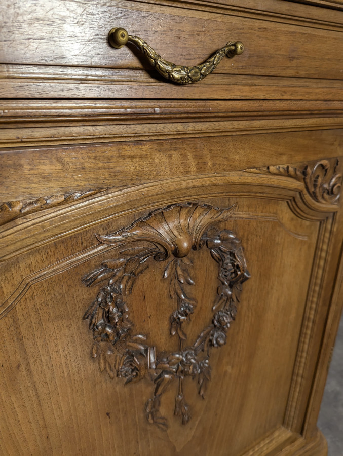 Buffet de style Louis XVI en noyer