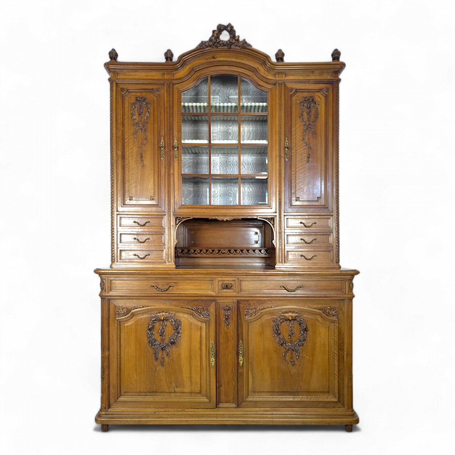 Buffet de style Louis XVI en noyer