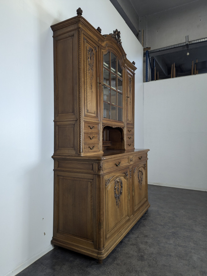 Buffet de style Louis XVI en noyer