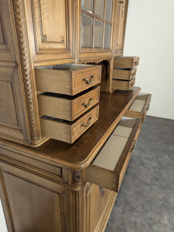 Buffet de style Louis XVI en noyer