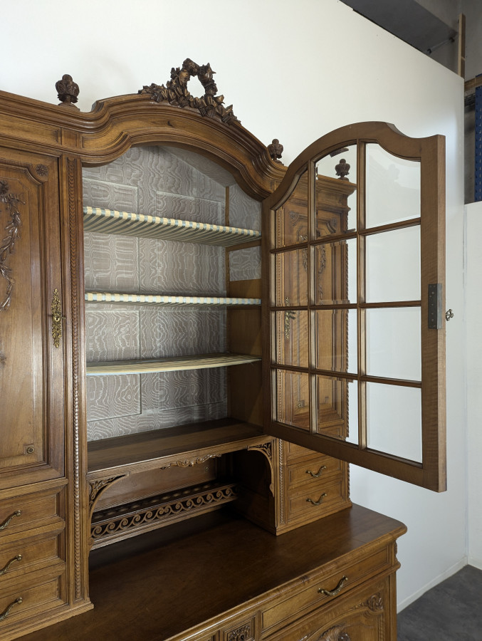 Buffet de style Louis XVI en noyer