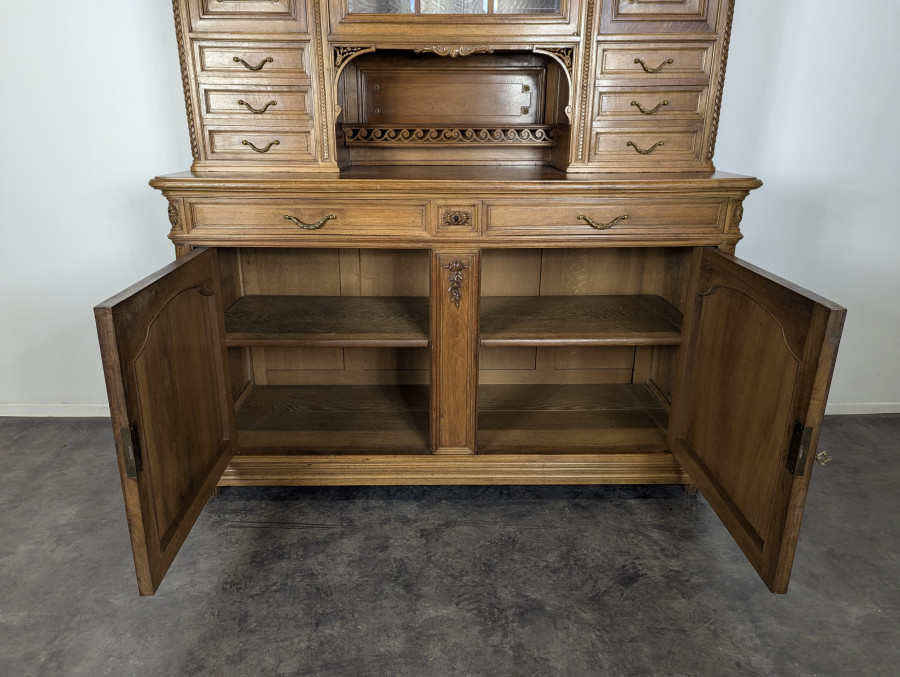 Buffet de style Louis XVI en noyer