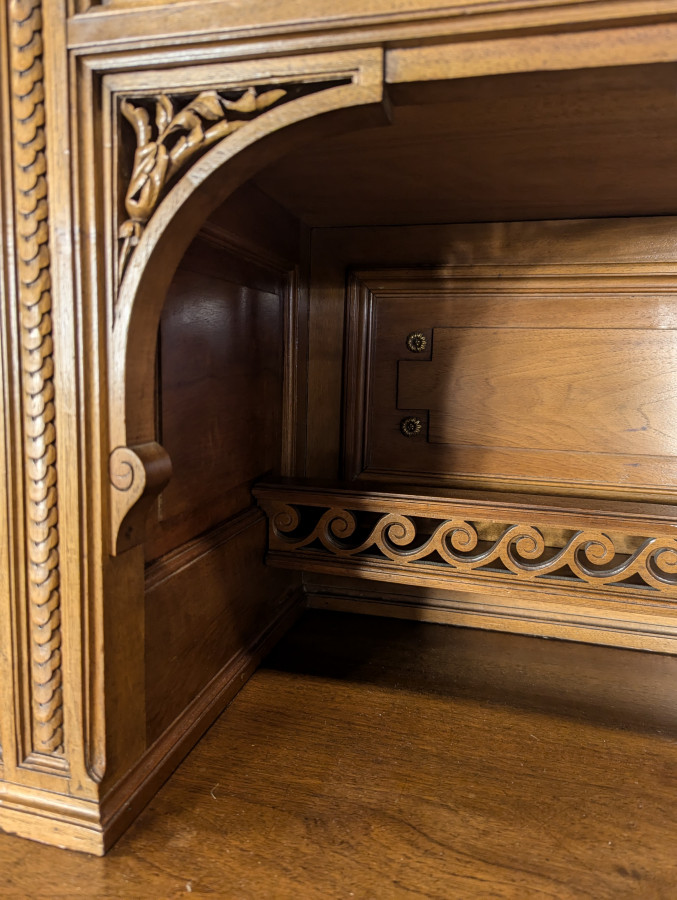 Buffet de style Louis XVI en noyer