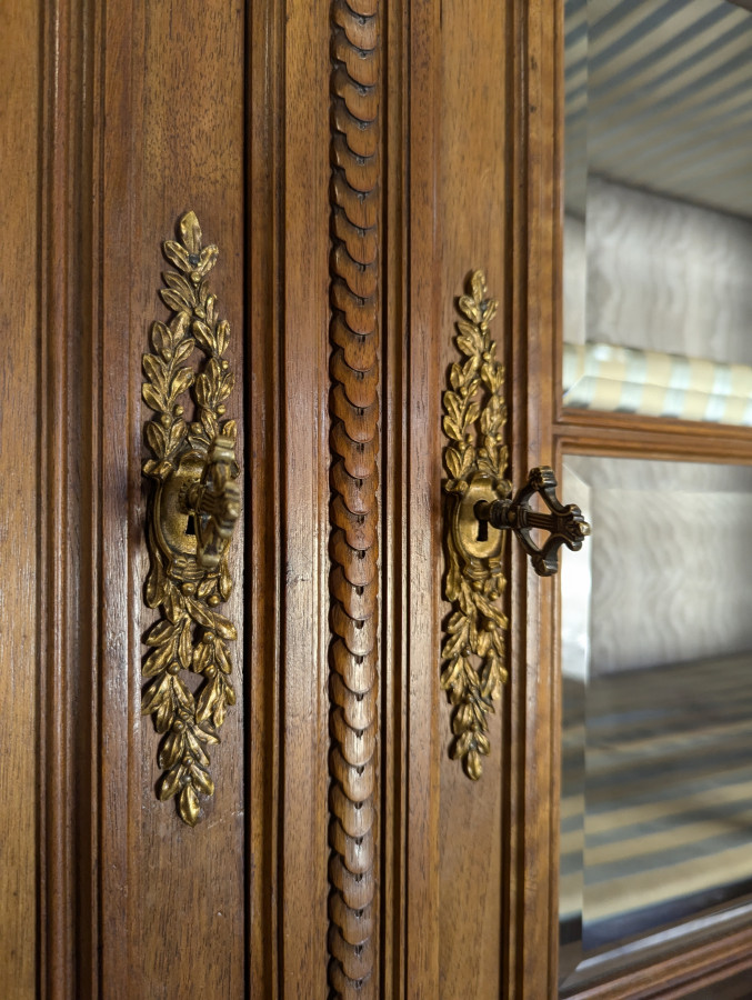 Buffet de style Louis XVI en noyer
