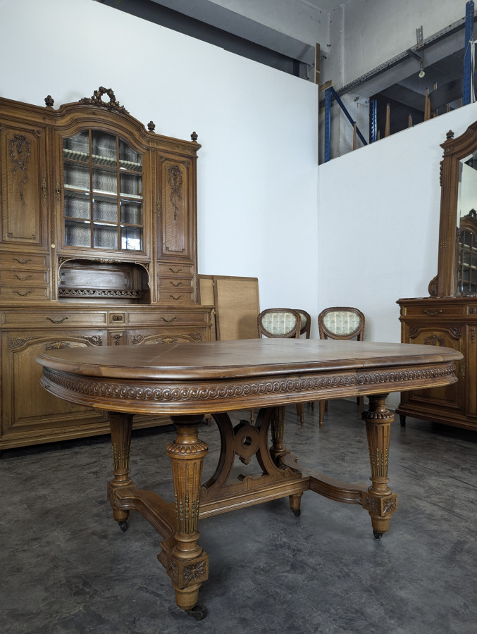 Table de style Louis XVI en noyer