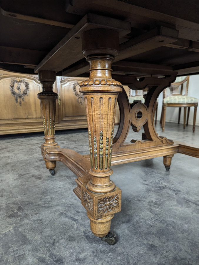 Table de style Louis XVI en noyer