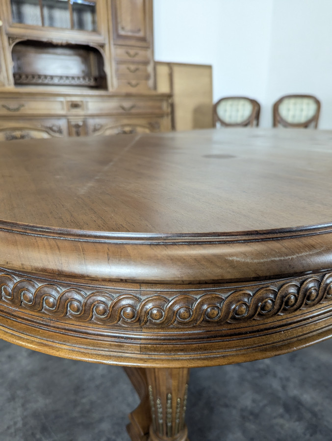 Table de style Louis XVI en noyer