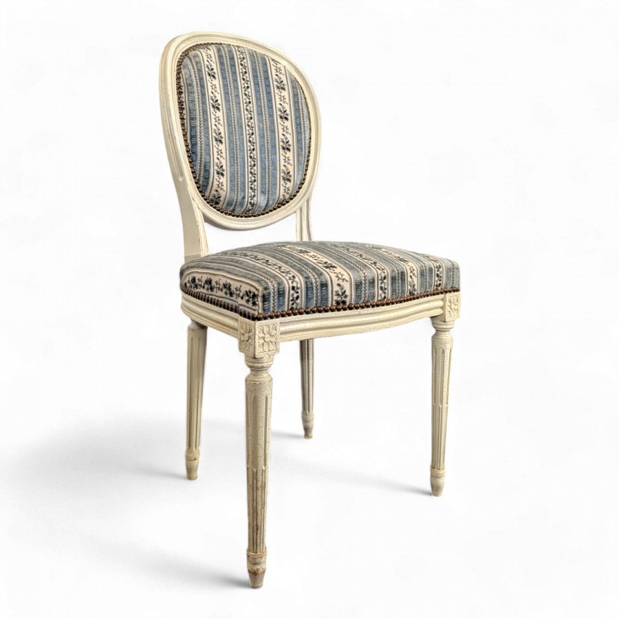 Chaise médaillon de style Louis XVI laquée blanche