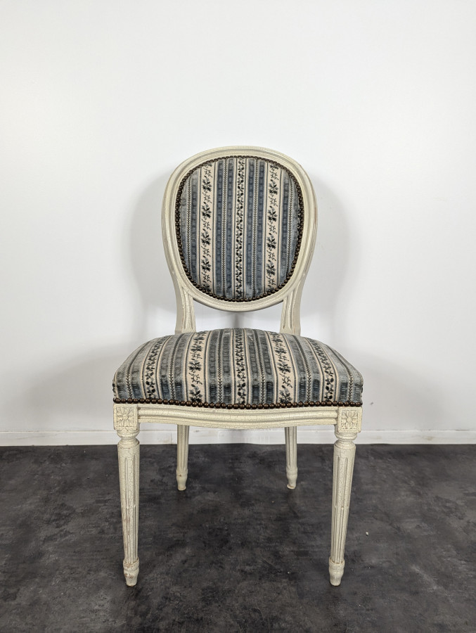 Chaise médaillon de style Louis XVI laquée blanche