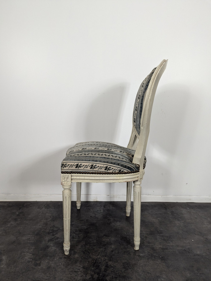 Chaise médaillon de style Louis XVI laquée blanche