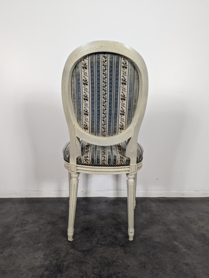 Chaise médaillon de style Louis XVI laquée blanche