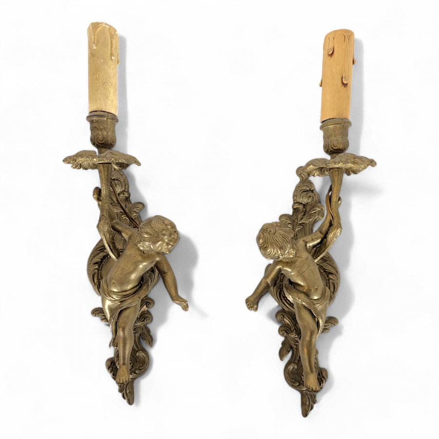 Paire d'appliques en bronze à décor de putti