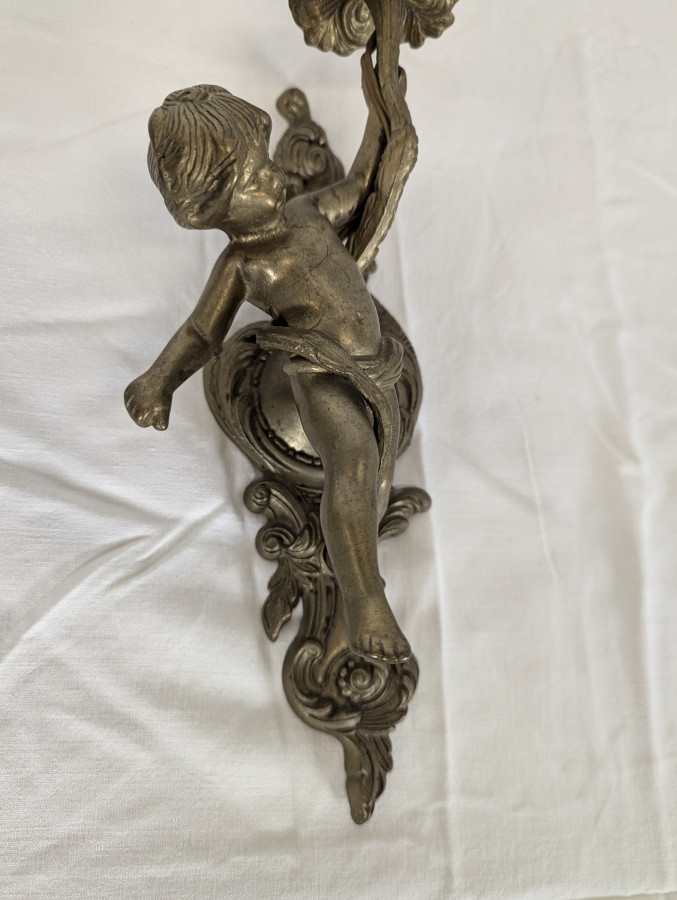 Paire d'appliques en bronze à décor de putti