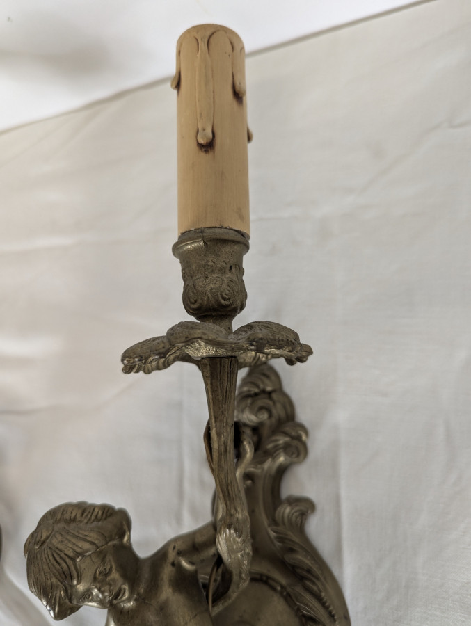 Paire d'appliques en bronze à décor de putti