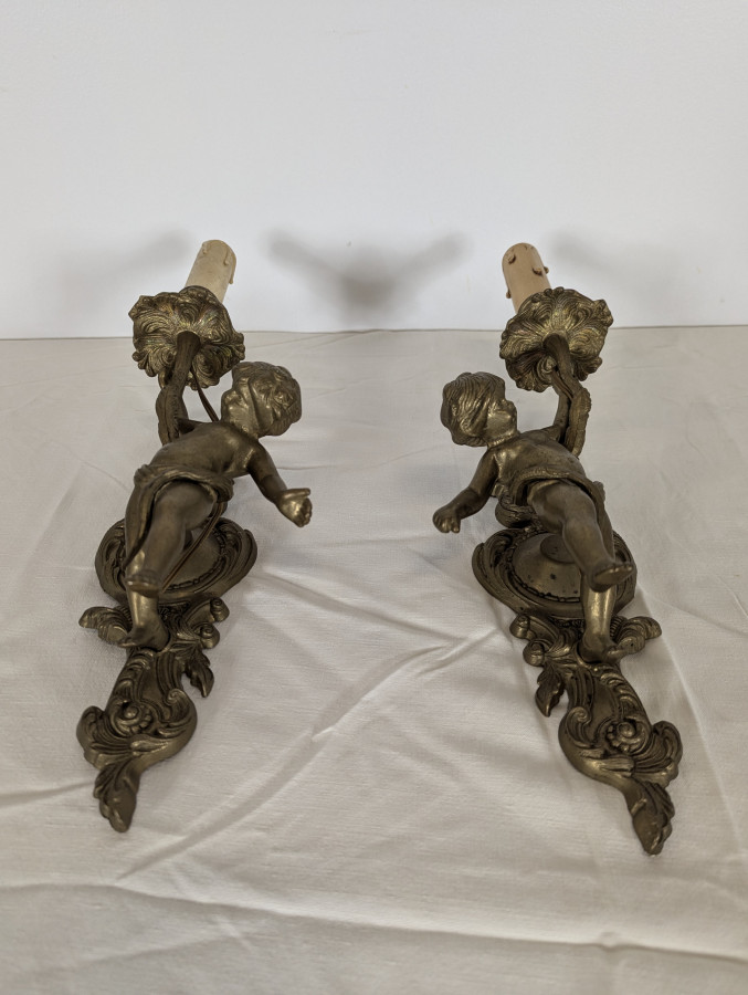 Paire d'appliques en bronze à décor de putti