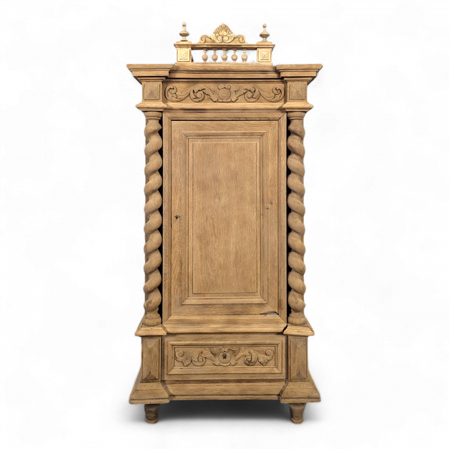 Chiffonier de style Louis XIII en chêne décapé