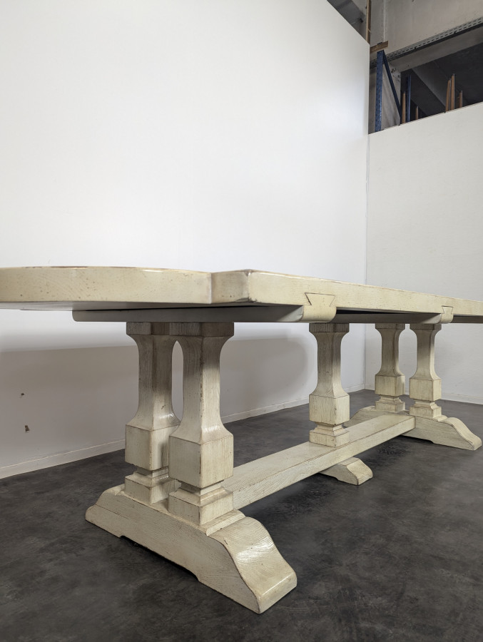 Table de monastère cérusée blanc cassé