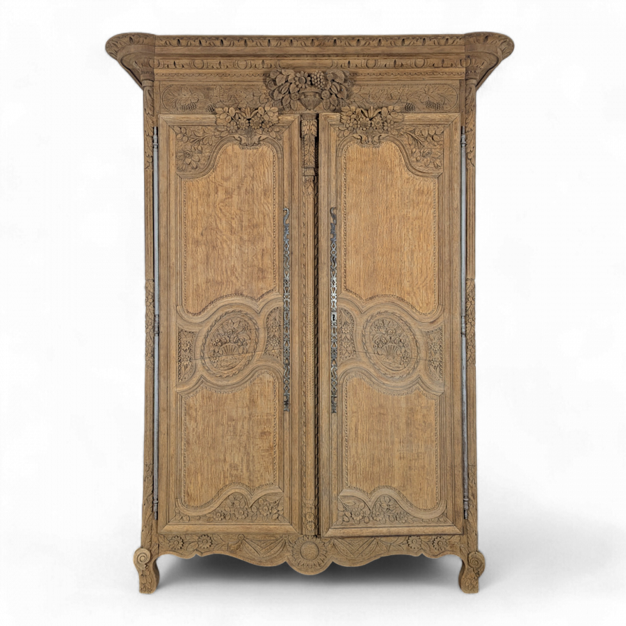 Armoire normande de Caen en chêne décapé