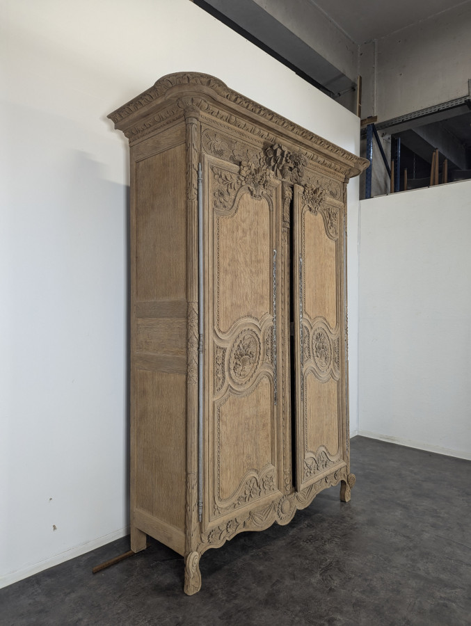 Armoire normande de Caen en chêne décapé