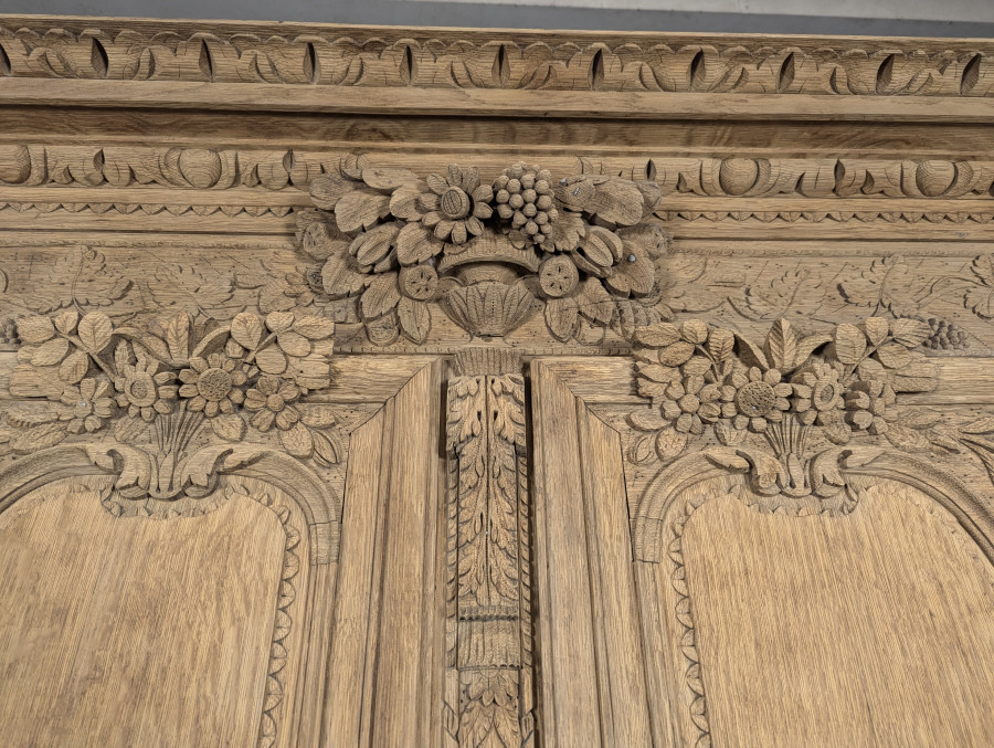 Armoire normande de Caen en chêne décapé