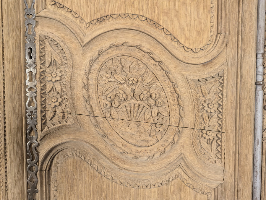 Armoire normande de Caen en chêne décapé