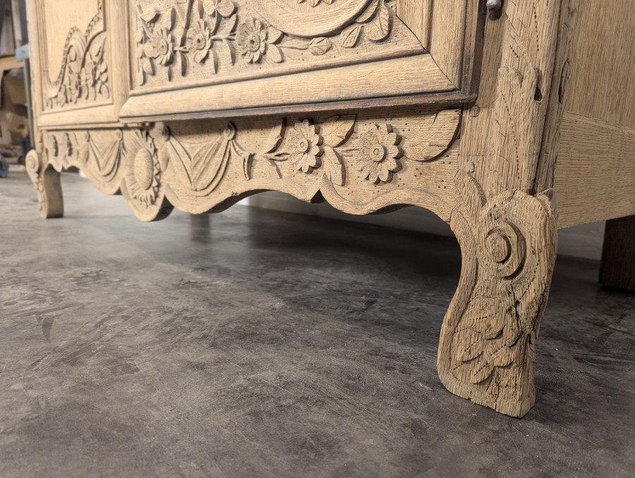 Armoire normande de Caen en chêne décapé