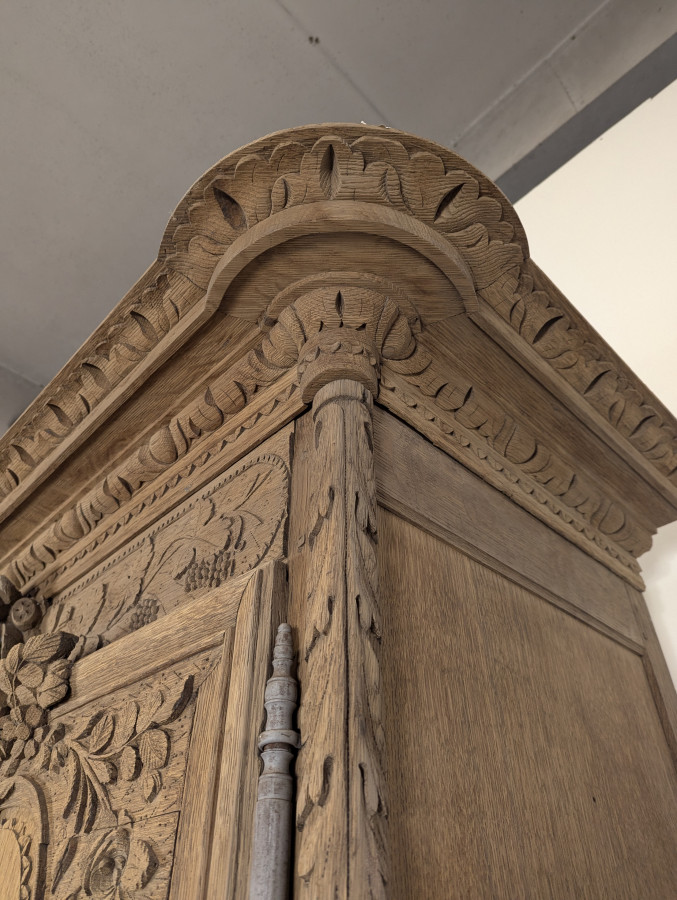 Armoire normande de Caen en chêne décapé