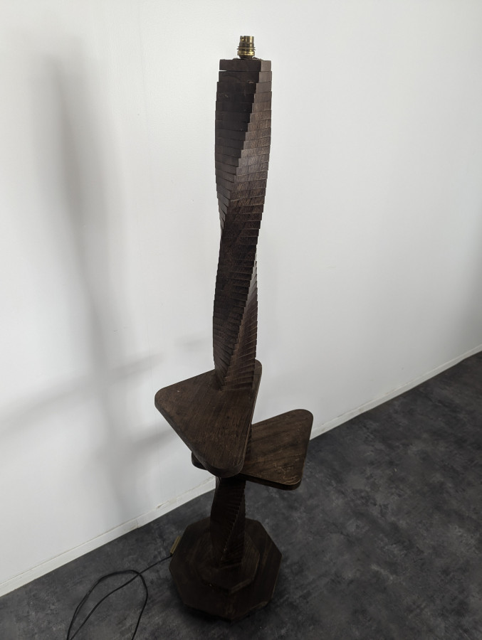 Lampadaire brutaliste en bois massif