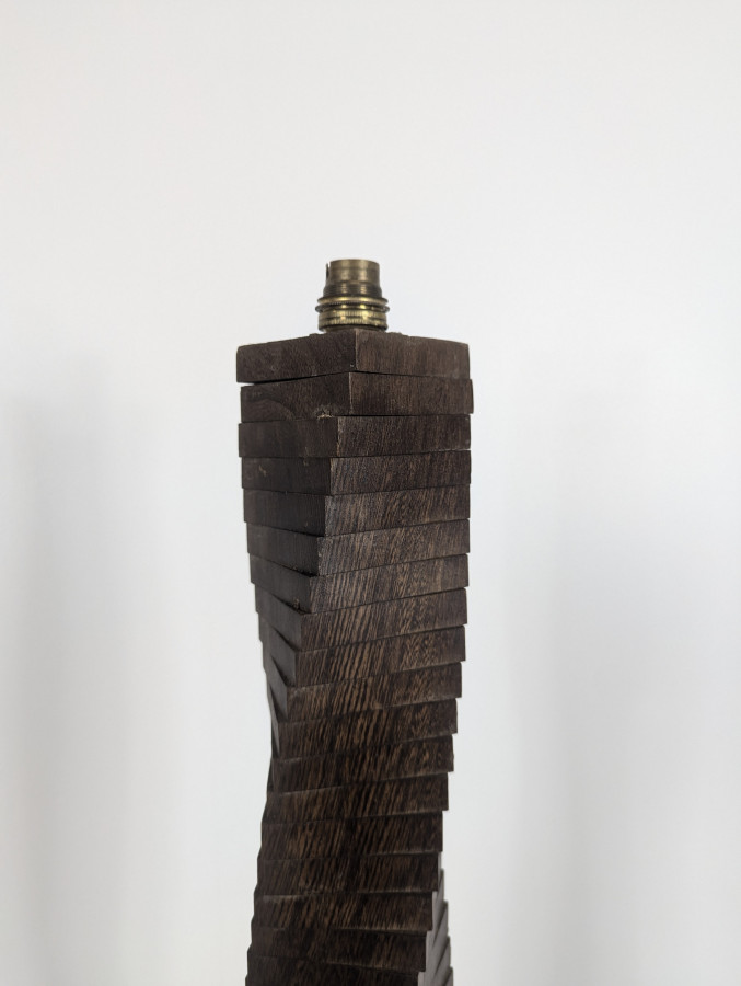 Lampadaire brutaliste en bois massif