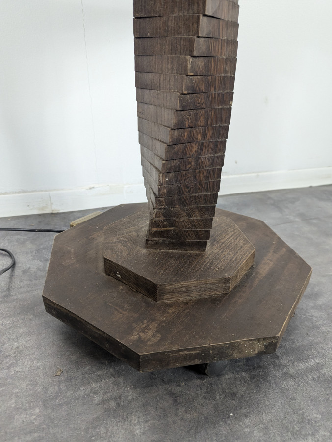 Lampadaire brutaliste en bois massif