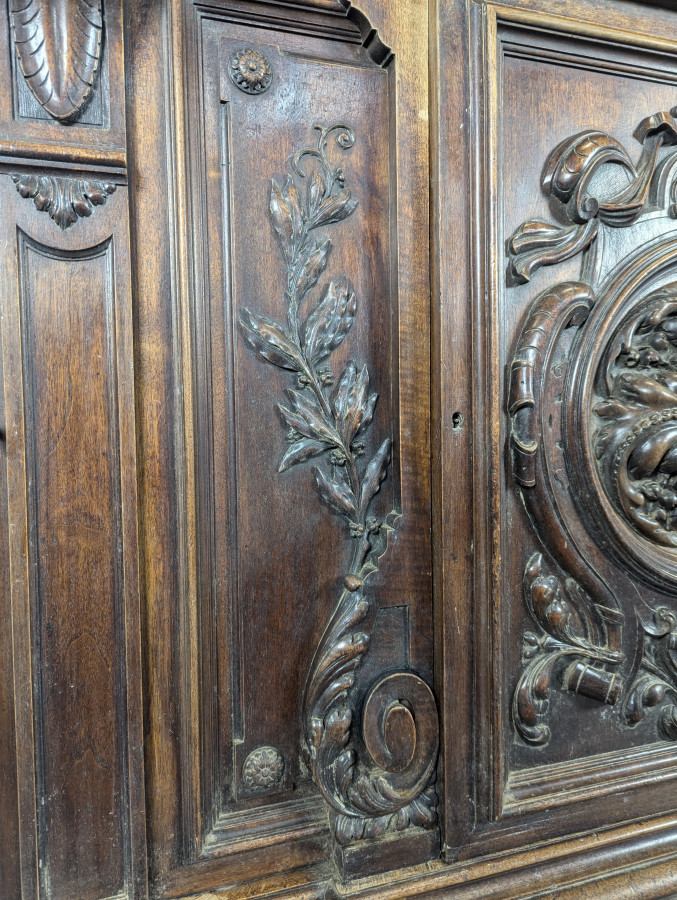 Buffet d'appui de style Ranaissance en Noyer massif
