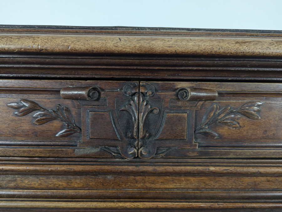 Buffet d'appui de style Ranaissance en Noyer massif