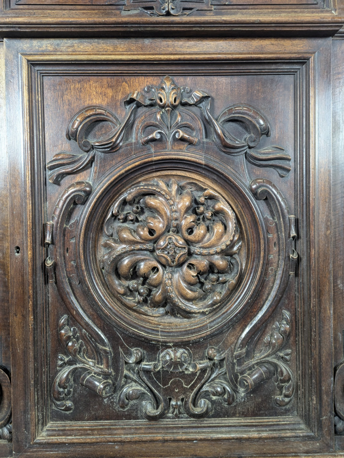 Buffet d'appui de style Ranaissance en Noyer massif