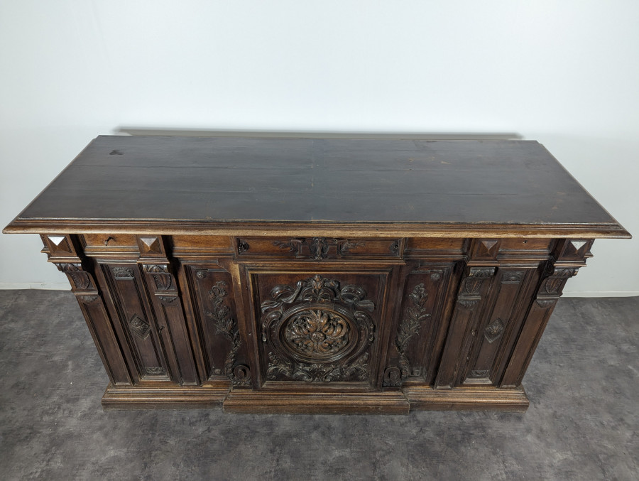 Buffet d'appui de style Ranaissance en Noyer massif