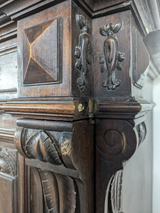 Buffet d'appui de style Ranaissance en Noyer massif