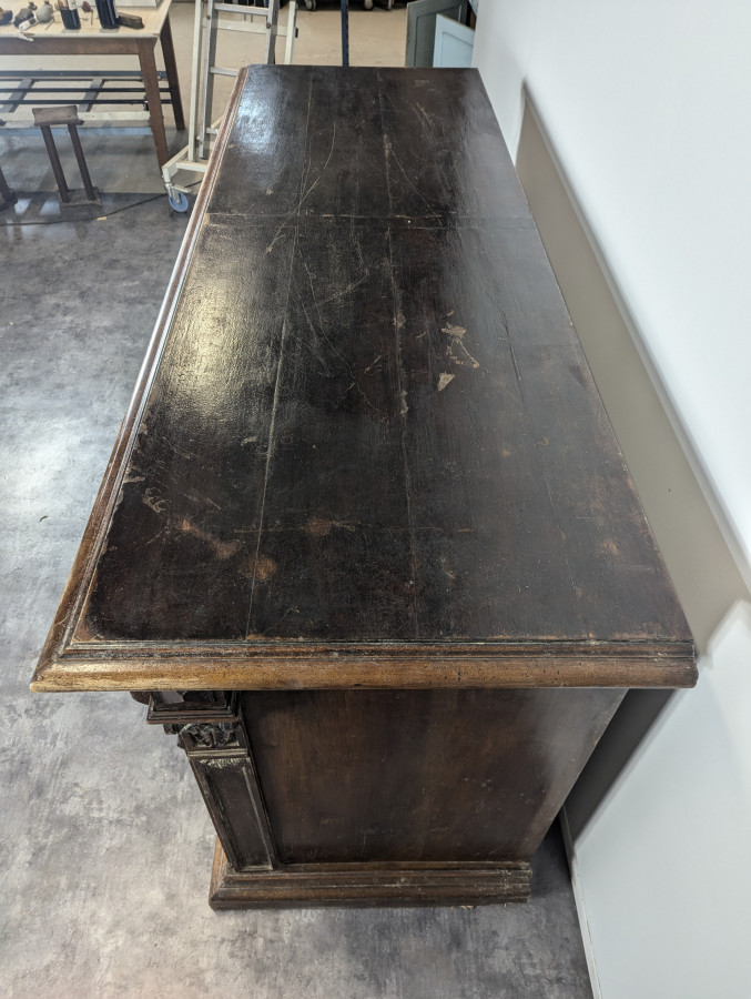 Buffet d'appui de style Ranaissance en Noyer massif