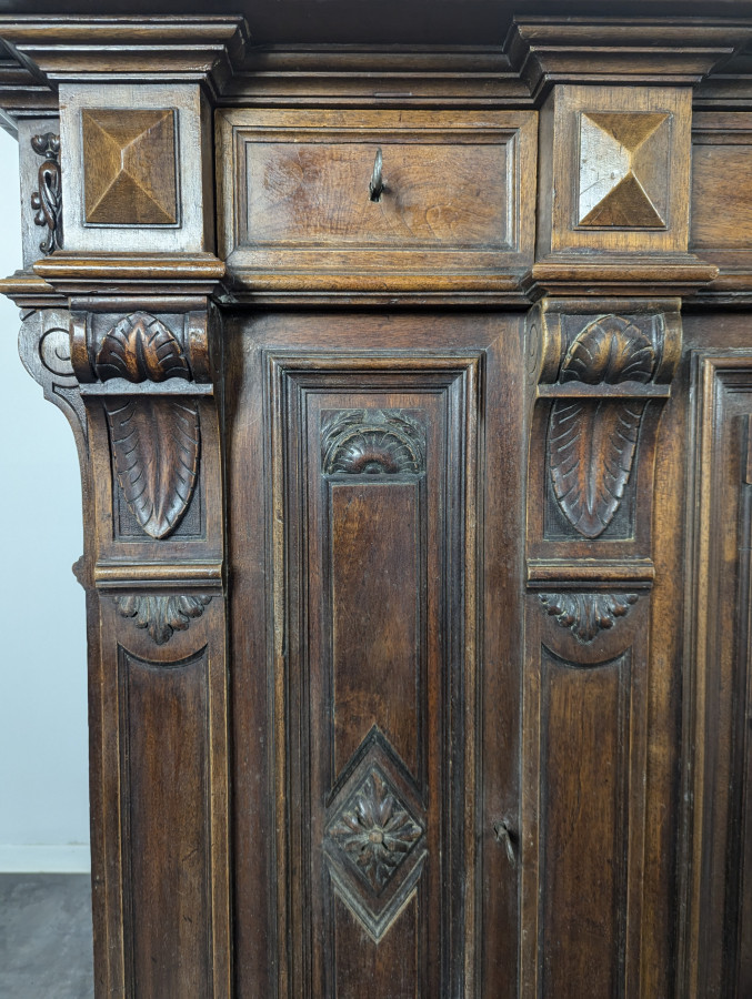 Buffet d'appui de style Ranaissance en Noyer massif